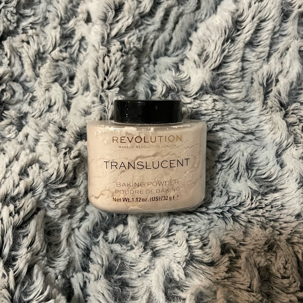 REVOLUTION translucent baking powder